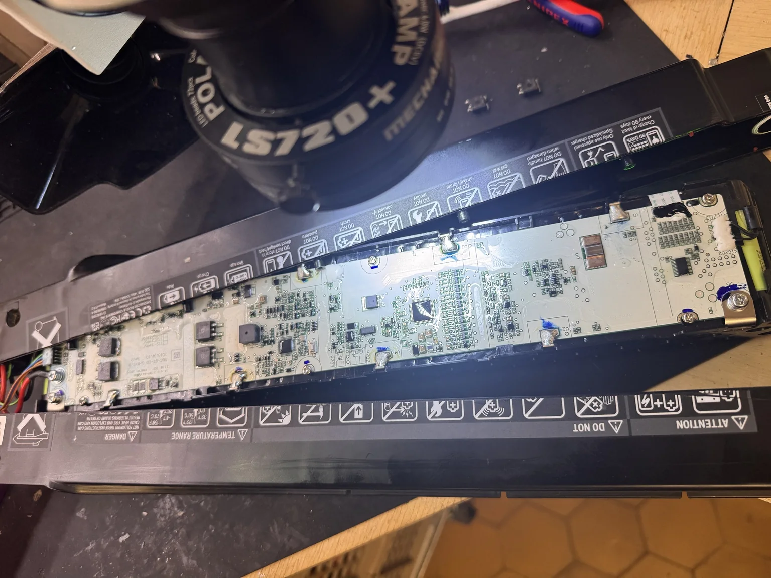 Geöffneter Specialized Akku bei der BMS- und Elektronikreparatur